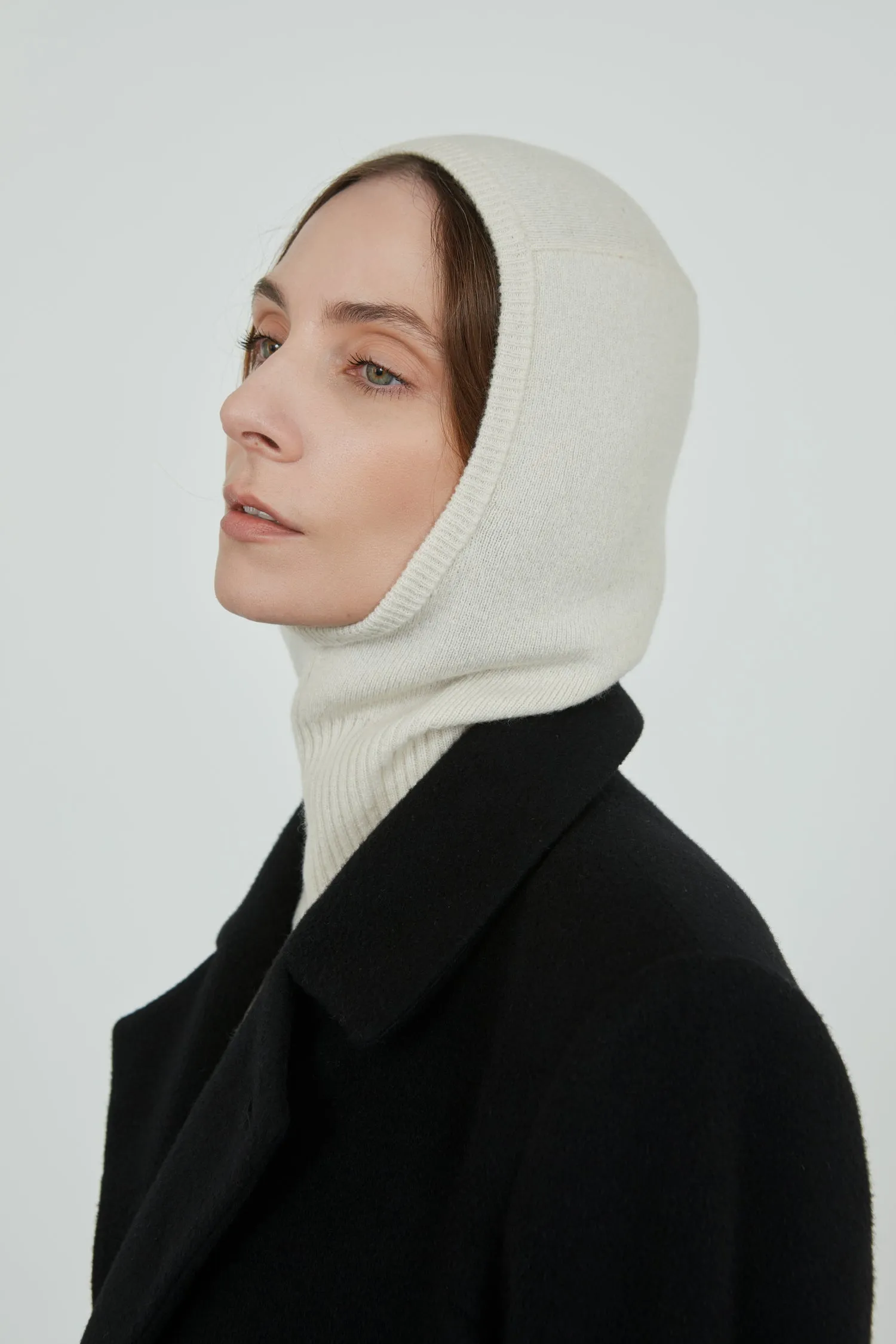 Cathy knitted balaclava hat | Off white - Cashmere wool