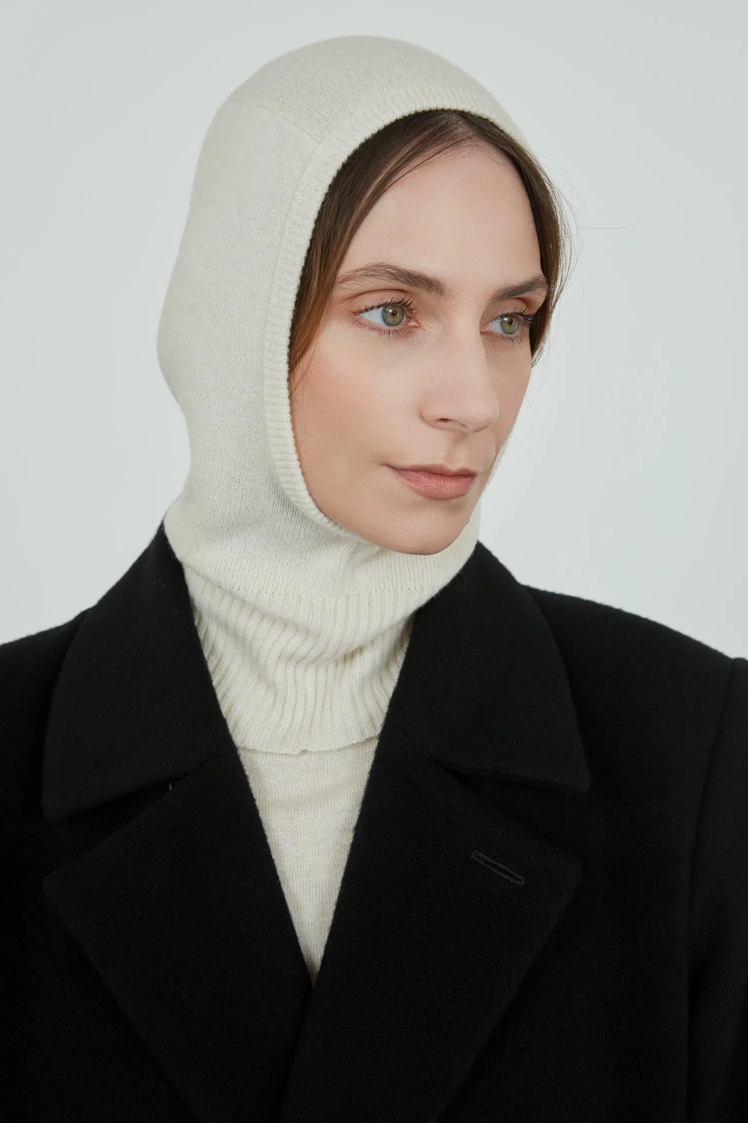 Cathy knitted balaclava hat | Off white - Cashmere wool