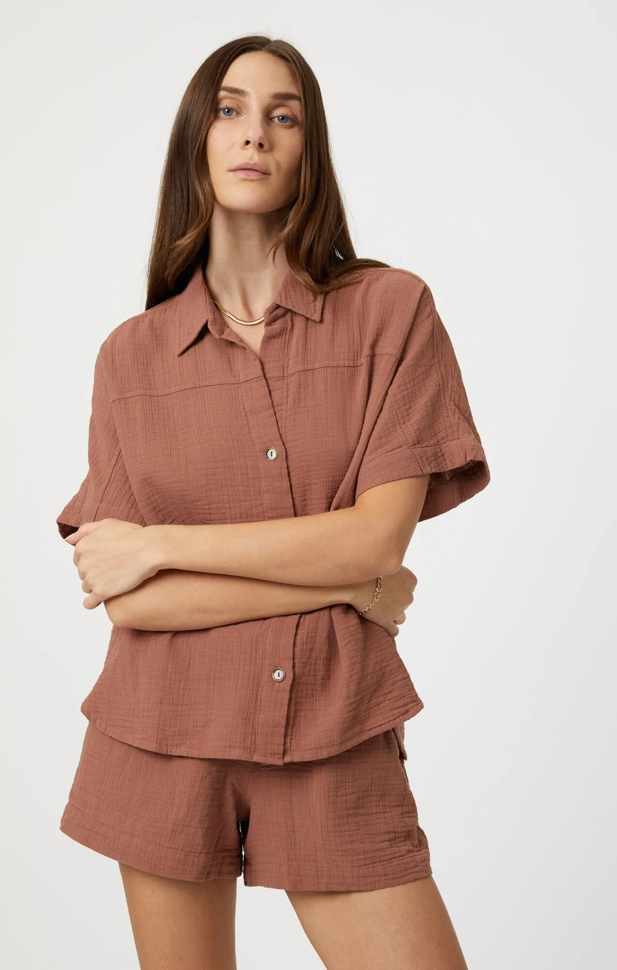 GAUZE SHORT SLEEVE SHIRT IN BROWNIE